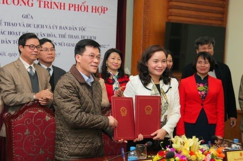  Thứ trưởng Bộ VHTTDL Trịnh Thị Thủy và Thứ trưởng, Phó Chủ nhiệm Ủy ban Dân tộc Nông Quốc Tuấn thừa lệnh đại diện hai cơ quan ký chương trình phối hợp.